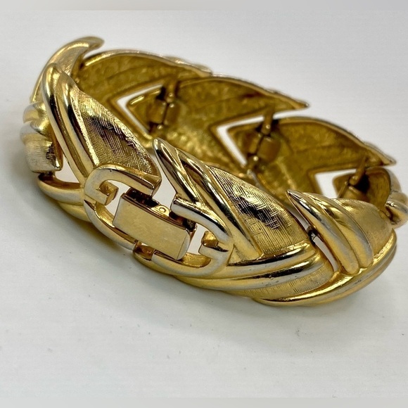 VINTAGE Givenchy RARE Gold Tone Bracelet & Post Earrings set - Picture 7 of 11